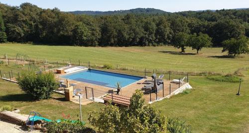 Gîte de groupe du Bel Orme في سان-ليون-سور-فيزير: مسبح في وسط حقل