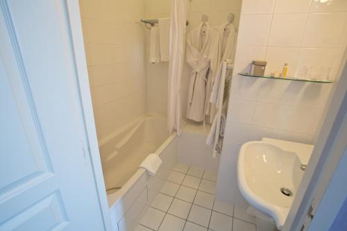 Hotel l'Orée Des Vignes tesisinde bir banyo