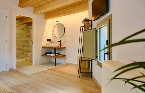 a bathroom with a mirror and a toilet in a room at Hotel Molí Cardedeu in Cardedeu