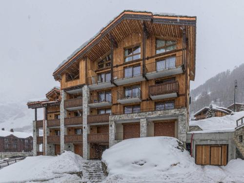 Cocon raffiné 5 pièces skis aux pieds à Val-d’Isère avec wifi, cheminée et garage