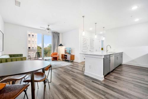 a kitchen and living room with a table and a dining room at 2B2B with Private Balcony Modern & Stylish - 2B4 in Atlanta