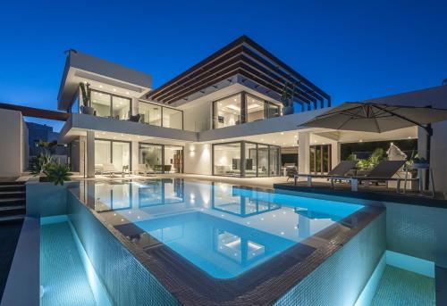 Luxury Five Bedroom Villa with Sea View