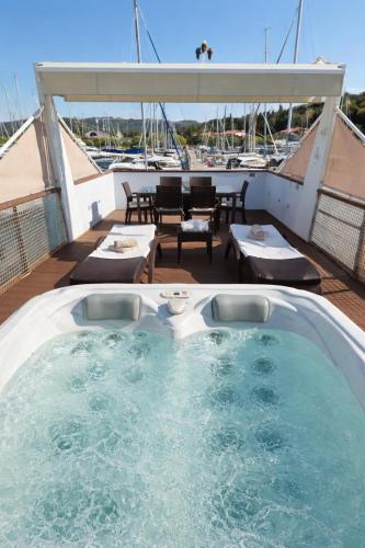 Luxury Floating Sea House Star Line - with Jacuzzi - Marina Portorož