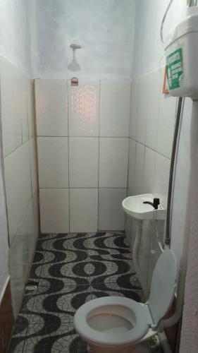 a small bathroom with a toilet and a sink at Hospedagem Chapéu Virado in Belém
