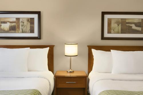 Ένα ή περισσότερα κρεβάτια σε δωμάτιο στο Colonial Square Inn & Suites
