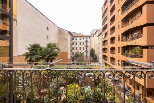 Vintage Chic Flat Steps from Fiera Milano & Wi-Fi