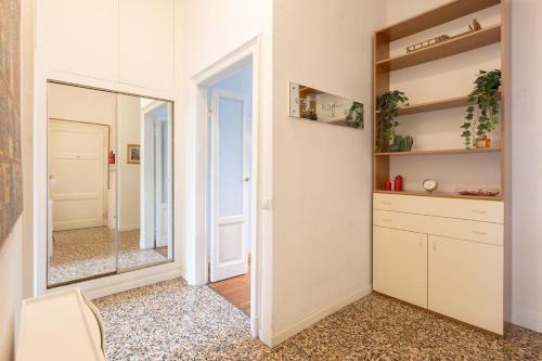 Vintage Chic Flat Steps from Fiera Milano & Wi-Fi