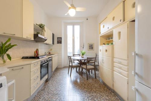 Vintage Chic Flat Steps from Fiera Milano & Wi-Fi