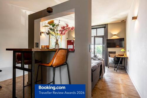 a room with a desk and a bed in a room at ShortStay Gouda in Gouda