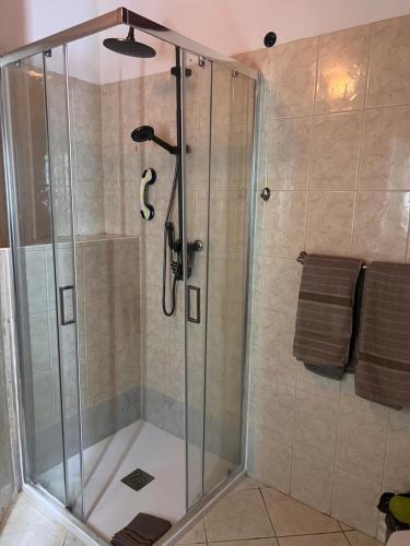 a shower with a glass enclosure in a bathroom at Paraiso 162E in Santa Maria