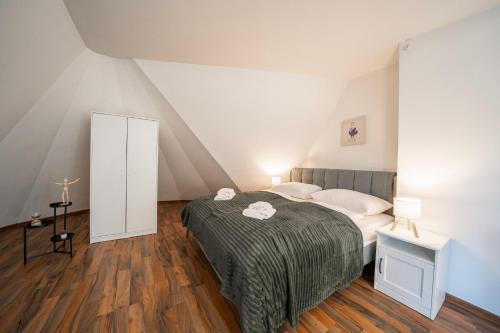 Rooftop Studios, 10min to city center, tram and metro, no Elevator 4th Floor