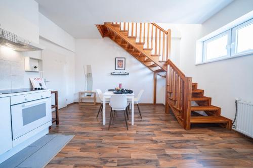 Rooftop Studios, 10min to city center, tram and metro, no Elevator 4th Floor