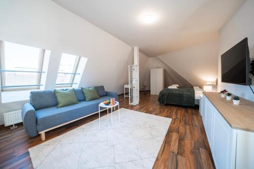 Rooftop Studios, 10min to city center, tram and metro, no Elevator 4th Floor