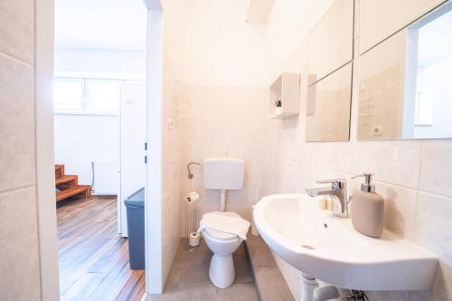 Rooftop Studios, 10min to city center, tram and metro, no Elevator 4th Floor
