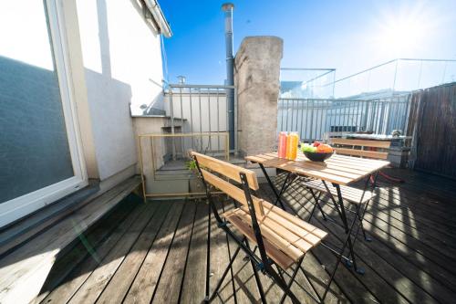Rooftop Studios, 10min to city center, tram and metro, no Elevator 4th Floor