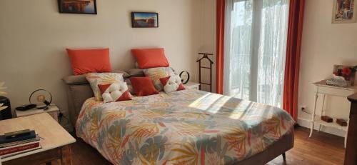 a bedroom with a bed with a colorful comforter at LES PINGOUINS DE LA MARNE in Le Perreux-Sur-Marne