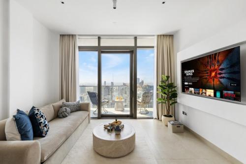 Deluxe Marina Gate Suite with Sea and Ain Dubai View