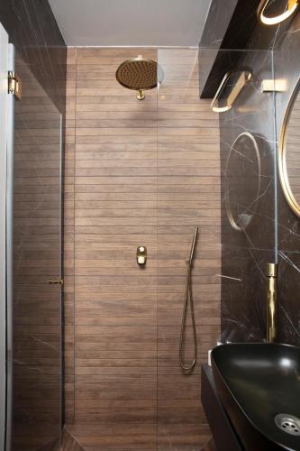 a bathroom with a shower with a black sink at Yourest HaAri - יורסט הארי in Safed