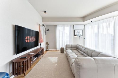 GuestReady - Blue shades with panoramic city views