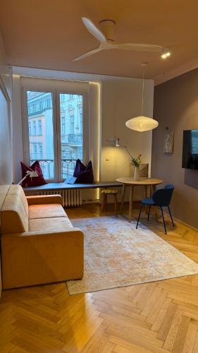 Trendy, Creative&Charming Meet Hip&Central