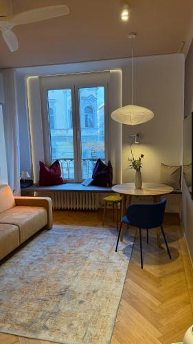 Trendy, Creative&Charming Meet Hip&Central