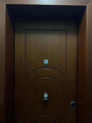 una porta con la parola uscita scritta sopra di BK Apartment a Xánthi