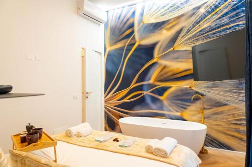 3 Suites, Freestanding Tub, XL Luxury Apartment