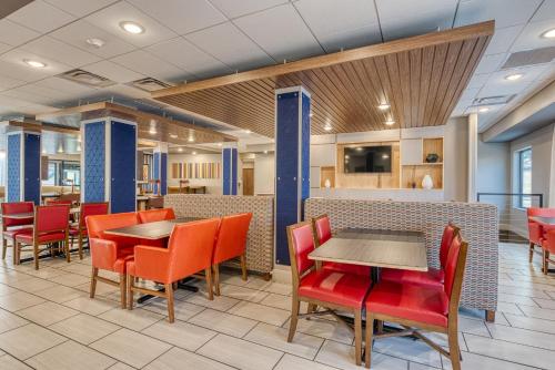 a dining area with tables and chairs in a cafeteria at Holiday Inn Express & Suites - Manitou Springs by IHG in Manitou Springs