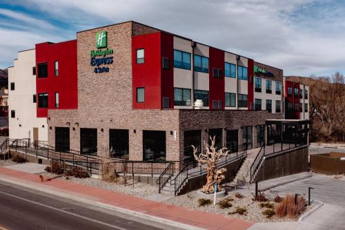 a building on the side of a street at Holiday Inn Express & Suites - Manitou Springs by IHG in Manitou Springs