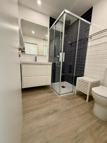 a bathroom with a shower and a toilet and a sink at Altura da Maré - Apartamento Duna in Altura
