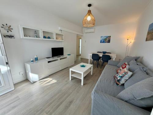 a living room with a couch and a table at Altura da Maré - Apartamento Duna in Altura