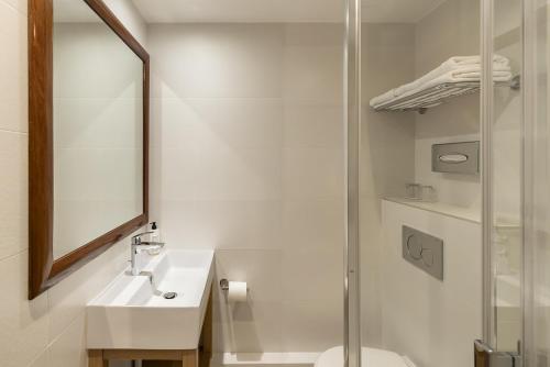 ein Badezimmer mit Toilette, Waschbecken und Dusche in der Unterkunft Best Western Aramis Saint Germain in Paris