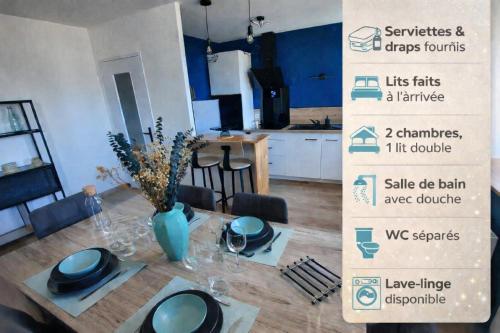 a sign for a dining table in a kitchen at Pause et vous à la mer in Fécamp