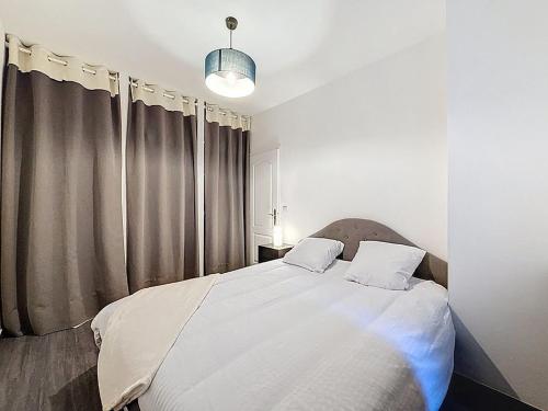 Llit o llits en una habitació de Les Nuits D'Argence