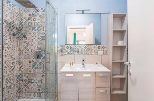 a bathroom with a sink and a shower with a mirror at Casacecilia relax in Syracuse