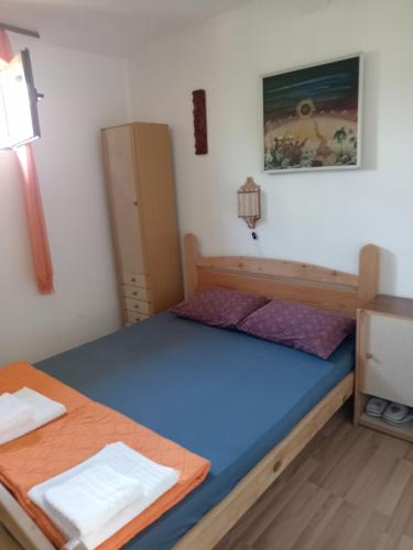 מיטה או מיטות בחדר ב-BACKYARD APARTMENT