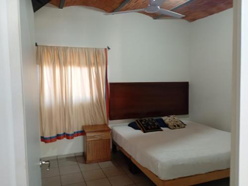 ein Schlafzimmer mit zwei Betten und einem Fenster in der Unterkunft Playa de Carmil in Rincón de Guayabitos