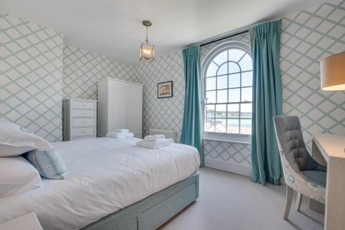 a bedroom with a bed and a desk and a window at 6 Bed in Padstow oc-p00760 in Padstow