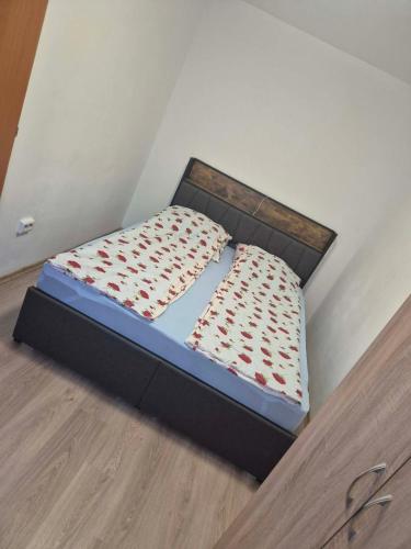 a small bed in a room with a bed frame at Alexandra Home in Mediaş