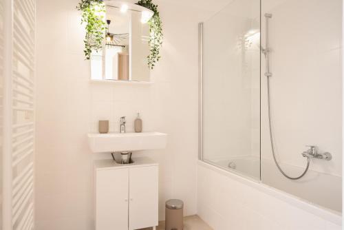 Expats and relocation - Only Monthly Stays - Near U1 Metro
