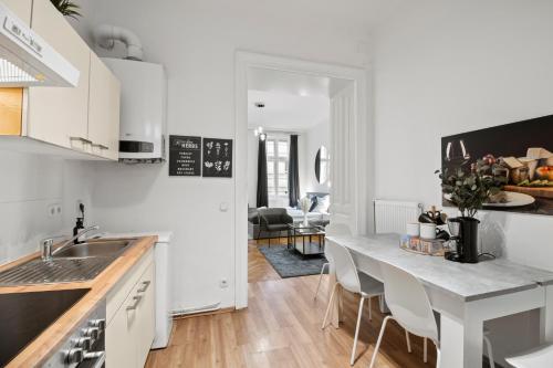 Expats and relocation - Only Monthly Stays - Near U1 Metro