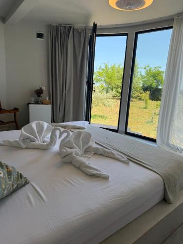 un grande letto bianco in una stanza con una finestra di 17tuzla a Tuzla