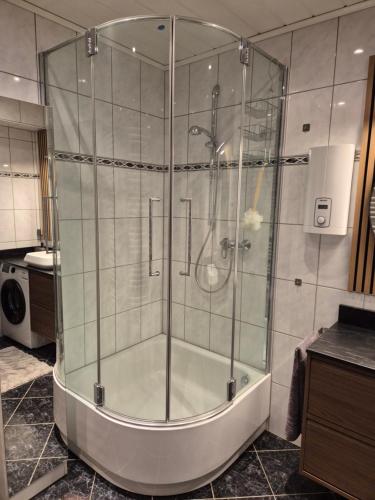 a shower with a glass door in a bathroom at Komfortable 3-Zimmer- Wohnung in Ratingen