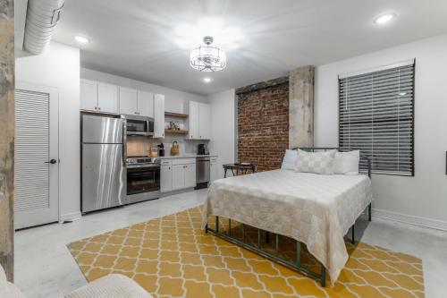 a bedroom with a bed and a kitchen at Park Hotel Studio Suite 307 in Chattanooga
