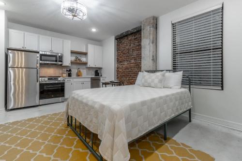 a bedroom with a large bed and a kitchen at Park Hotel Studio Suite 307 in Chattanooga