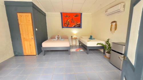 Llit o llits en una habitació de Rooms & Pool Macaws
