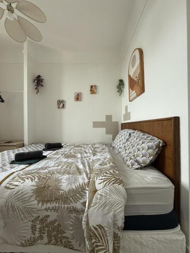 a bedroom with a bed and a ceiling fan at L'appartement Dunois in Châteaudun