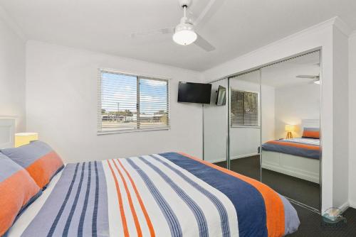 ein Schlafzimmer mit einem Bett und einem Spiegel in der Unterkunft Seagulls in Lancelin