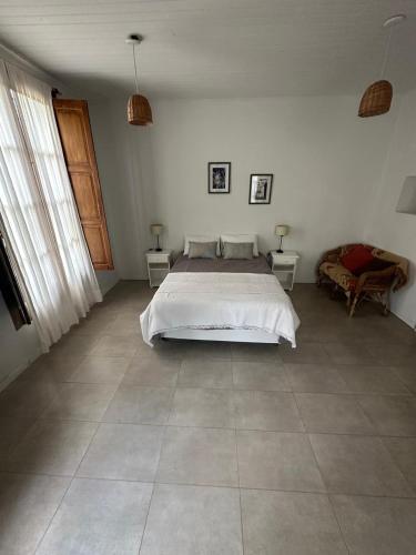 a bedroom with a bed and two end tables at Exclusivo Apartamento Centro Laguna in Chascomús