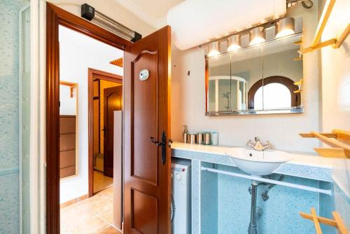 Next to the Sea, Detached House Big Terrace, Few Steps Away from the Beach, Paddel, MiniGolf, BBQ